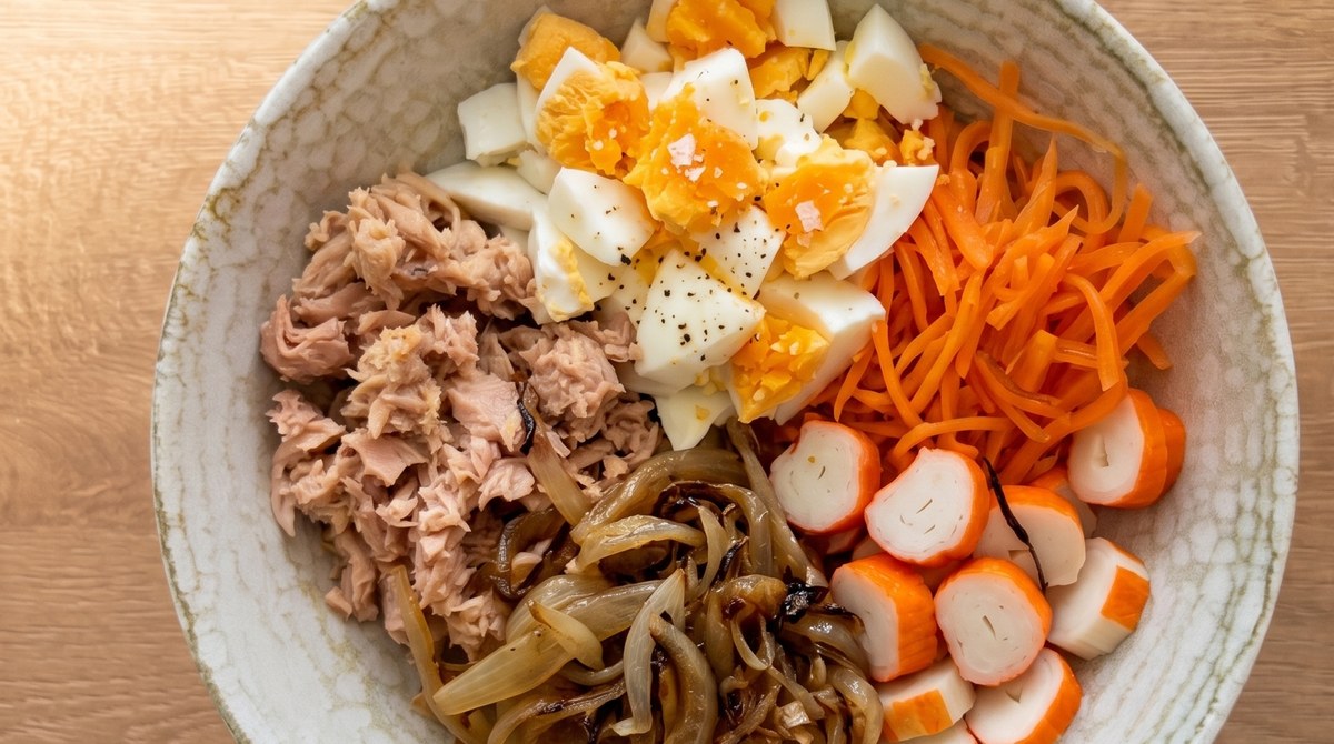 Bol de atún, huevo y cebolla pochada